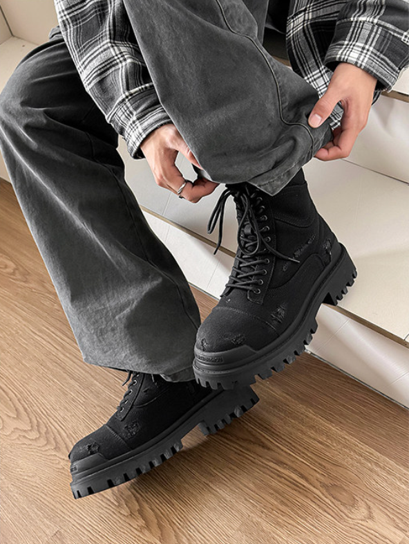 DISTRESSED BLACK PLATFORM LACE-UP BOOTS