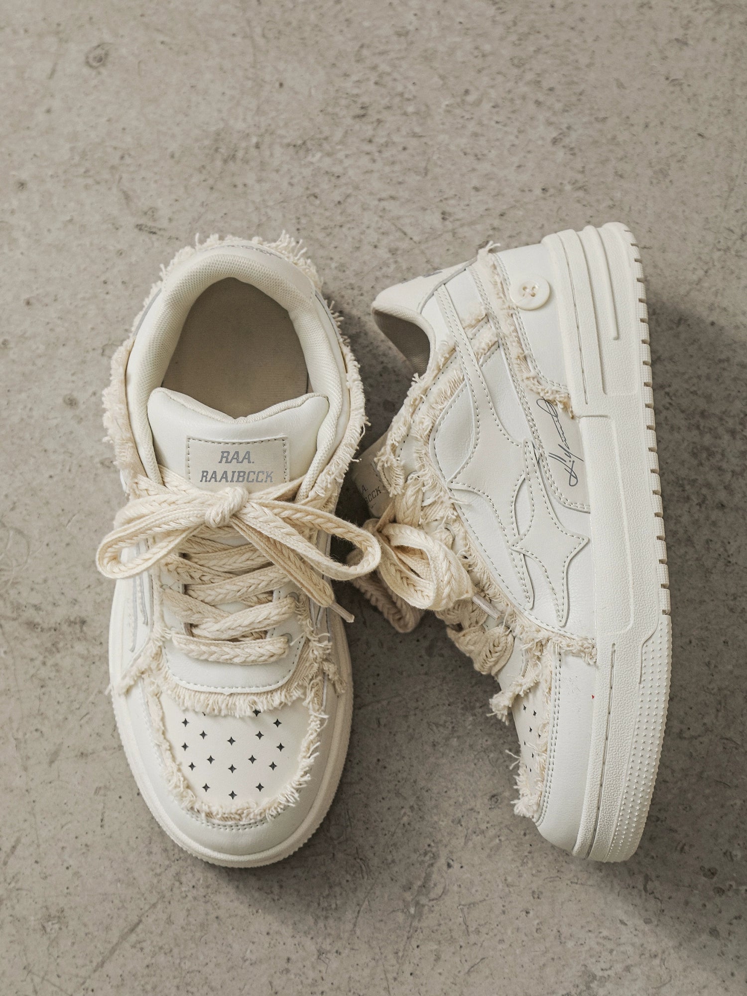 CASUAL WHITE BOARD SNEAKERS