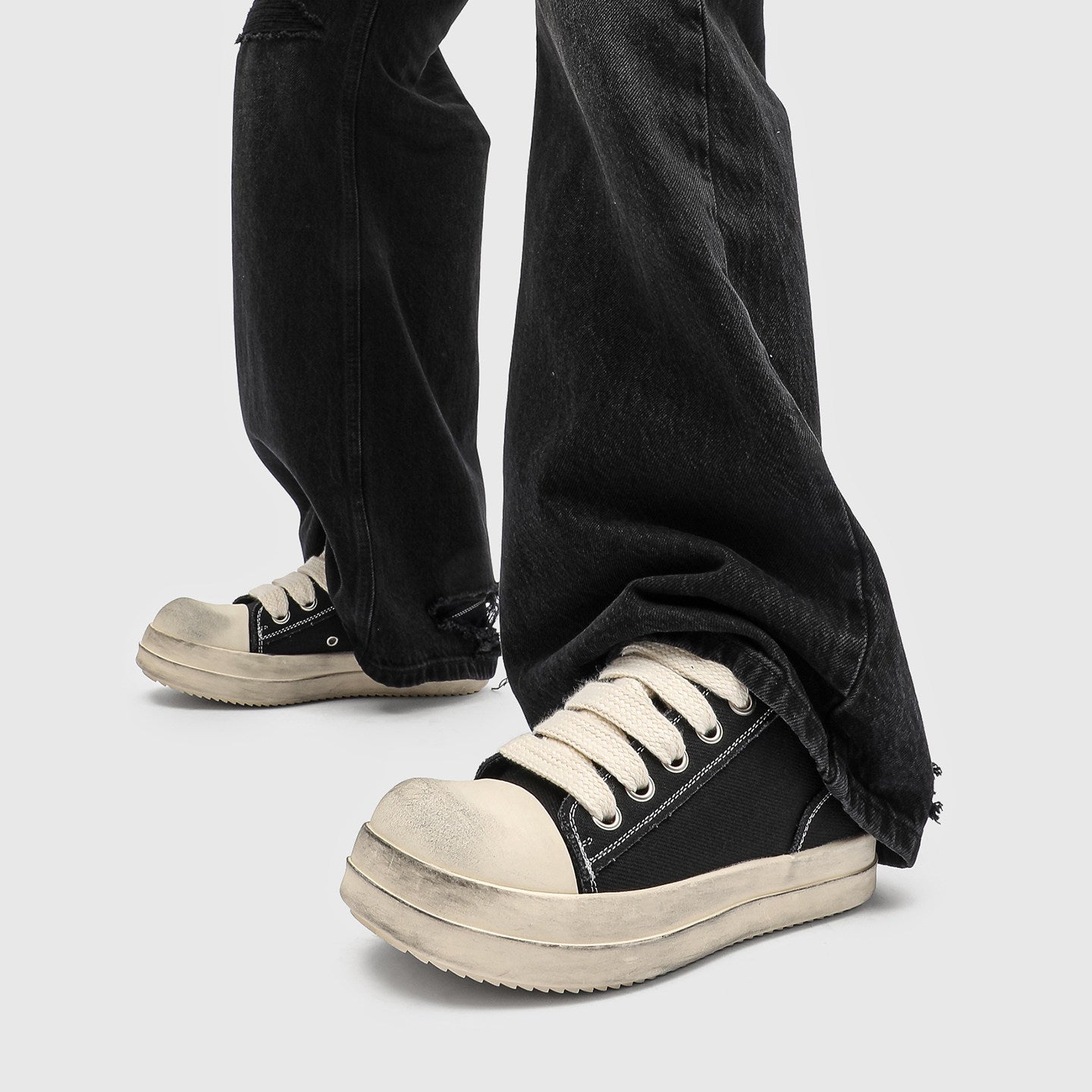 WIDE LACE VINATAGE CANVAS SNEAKERS