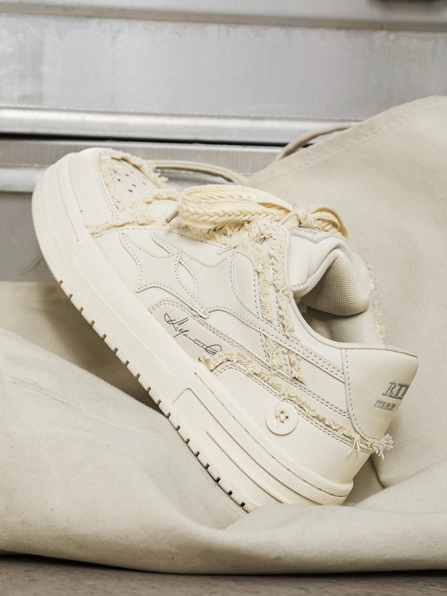 CASUAL WHITE BOARD SNEAKERS