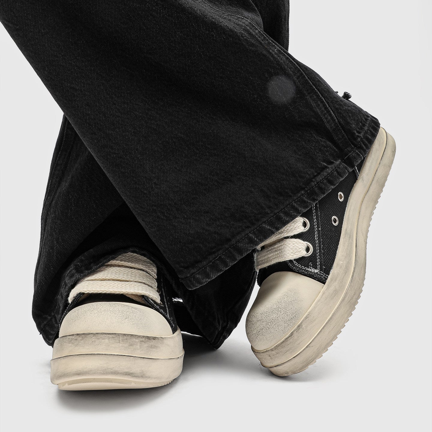 WIDE LACE VINATAGE CANVAS SNEAKERS